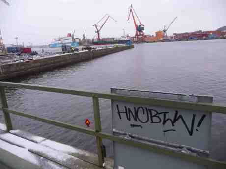 Varningsskylt för ubåtar mellan Stora Bommens bro och den urgröpta Stenpiren. Torsdag 16 januari 2014 kl 15:56. 